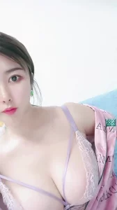 美乳熟女自拍