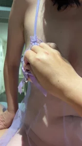 紫色战袍大奶人妻上位三番战这大奶子吃起来真爽