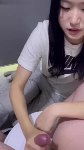 爱穿耐克的清纯女大学生女友，看到鸡吧真的好奇死了还害羞